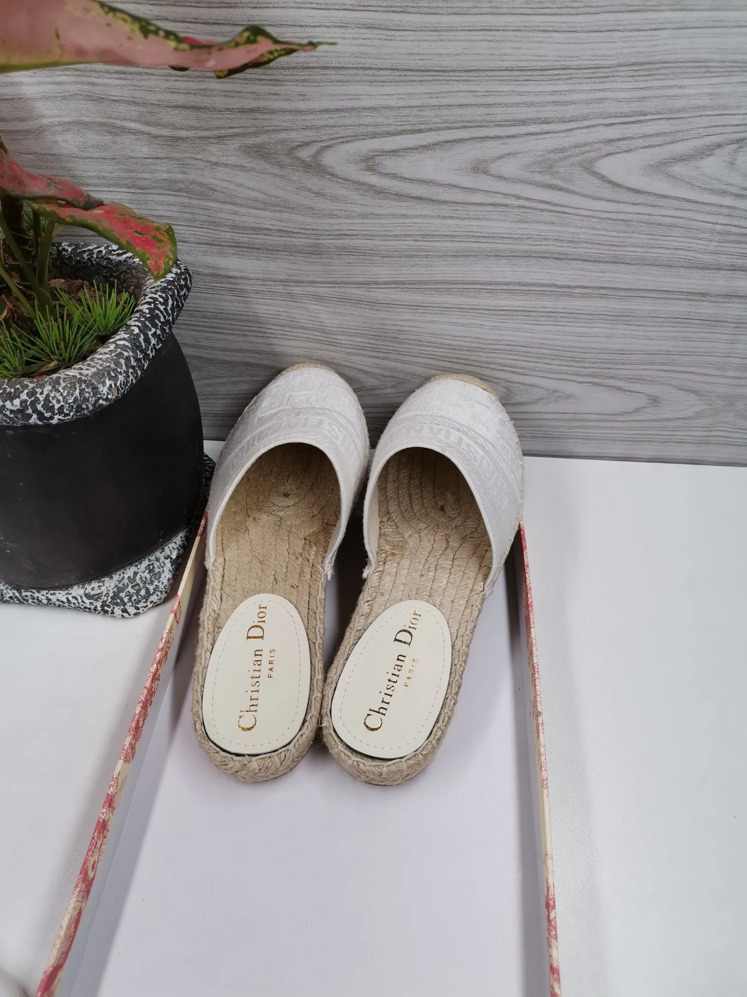👟👟Ex-factory price 400👟👟 In 2020, new colors are coming simultaneously on the official website of the DIOR fisherman shoe series: original development, original anatomy display, exclusive outsole, you can compare as you like.  [Material] 1⃣️Sole: The only 1:1 exclusive rubber sole on the market 🌸. Fabric original embroidery. Lining: imported sheepskin, delicate and soft. [Size] 35-40.